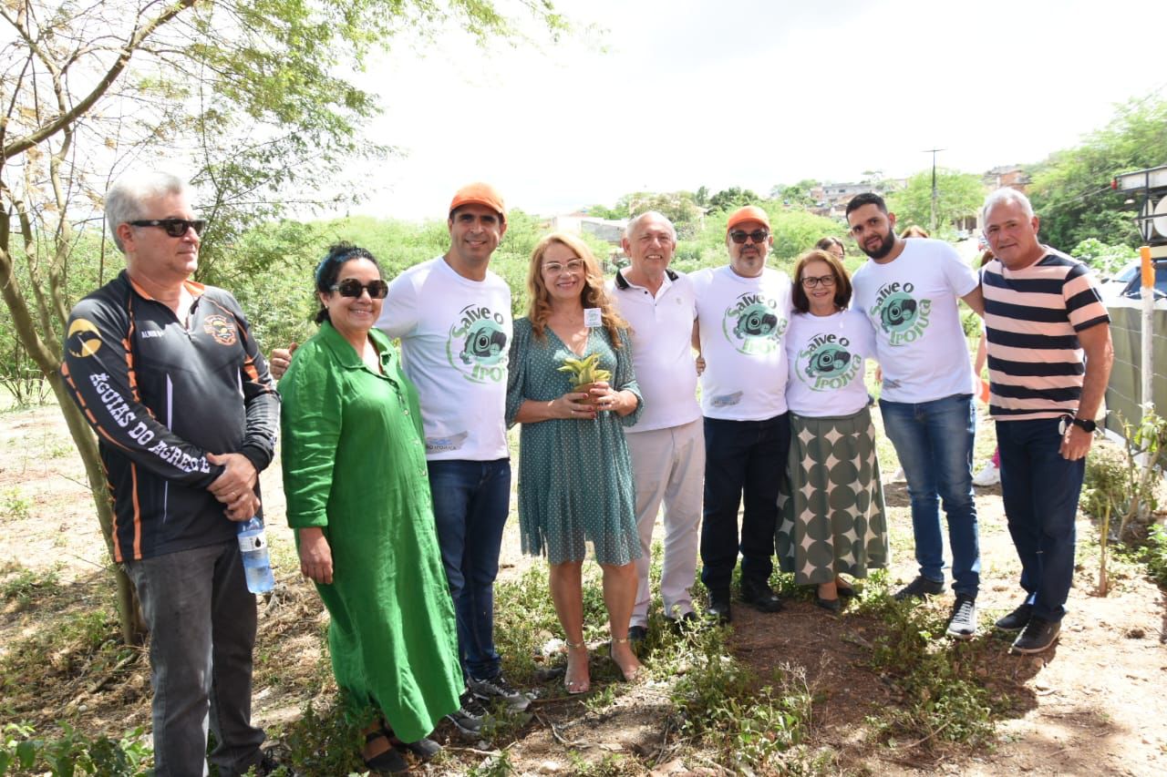 Erick Lessa entrega mudas de plantas como compensação ambiental