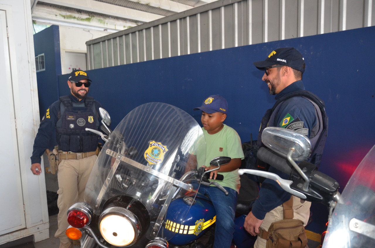 Menino que sonha ser PRF visita Superintendência em Pernambuco