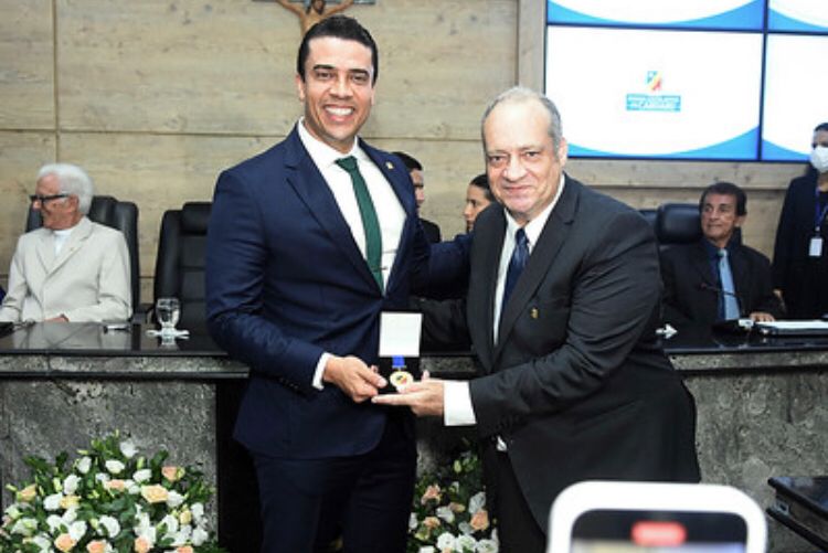 Prefeito de Caruaru recebe Medalha de Honra ao Mérito 18 de Maio durante Solenidade na Câmara de Vereadores de Caruaru