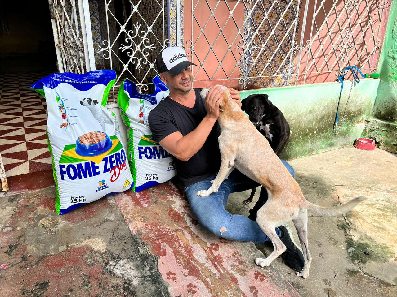 Frente ao cenário de chuvas no Recife, Anderson Correia visita abrigos de animais e leva doações