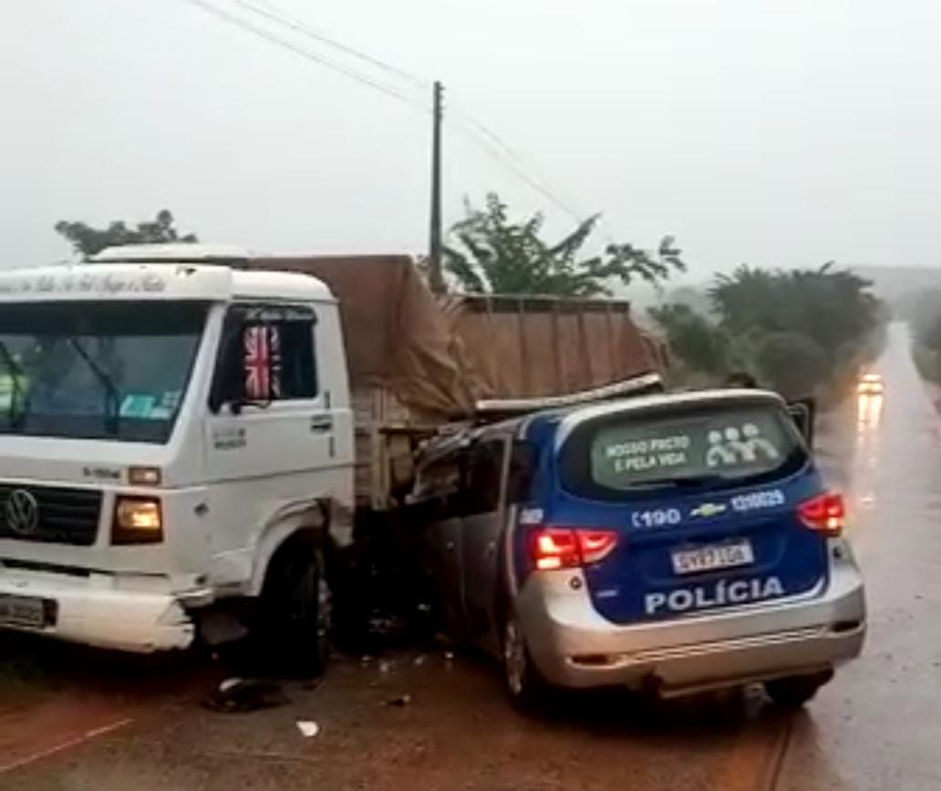 Policial Militar fica ferido após colisão com caminhão