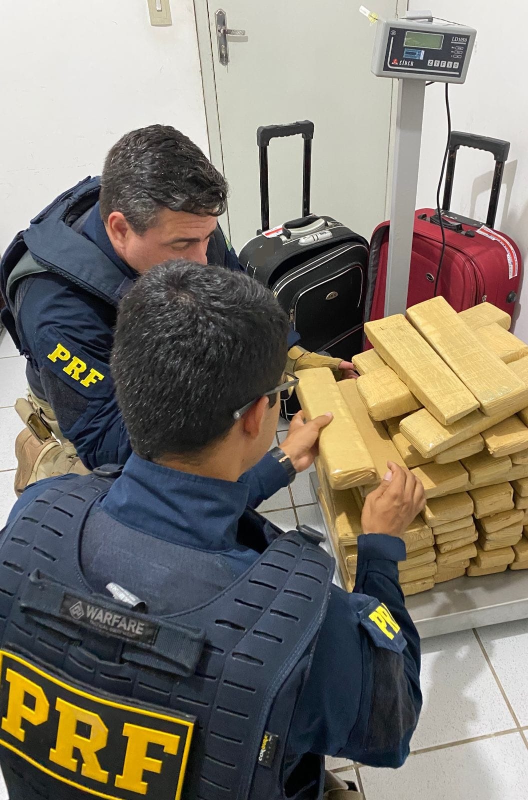 Passageiro de ônibus é detido com duas malas carregadas de maconha em Serra Talhada