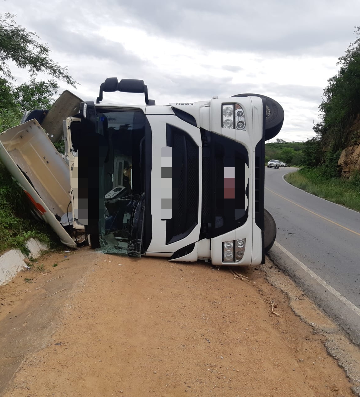 Caminhão tombou na BR-104, em Taquaritinga do Norte