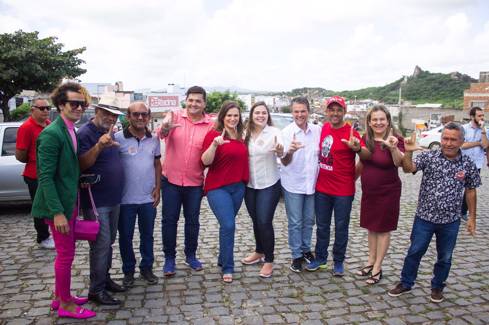 Em visita à Feira do Jeans de Toritama, Marília Arraes, Helloysa Ferreira e André de Paula ouvem propostas dos feirantes