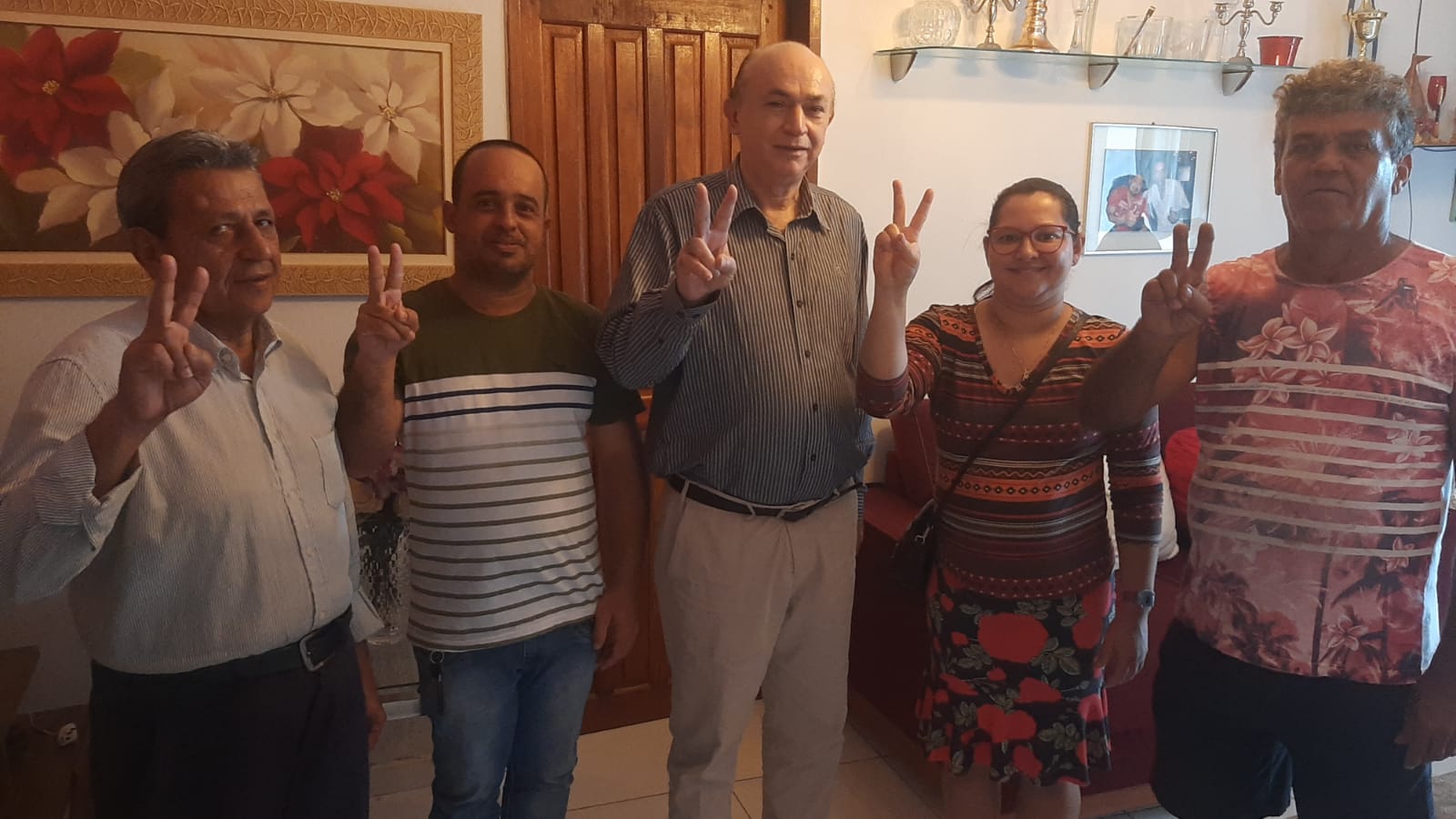 Dr Valdi Sales recebe apoio do Pastor Ernandes e munícipes  na cidade Vitória de Santo Antão