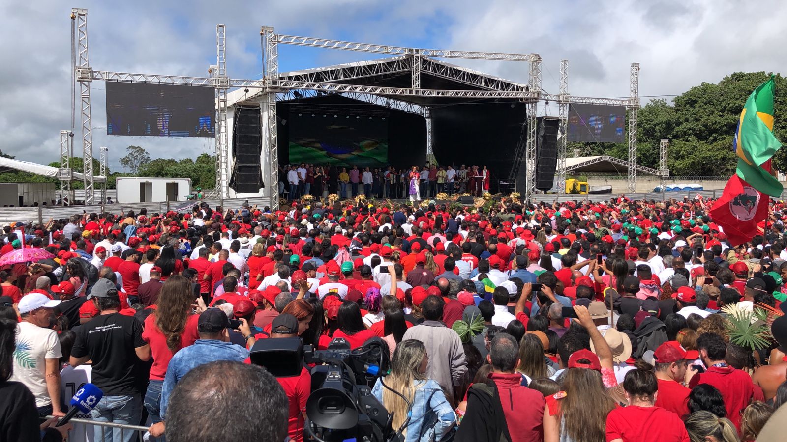 Paulo Câmara e Danilo Cabral são vaiados durante  evento de Lula, em Garanhuns