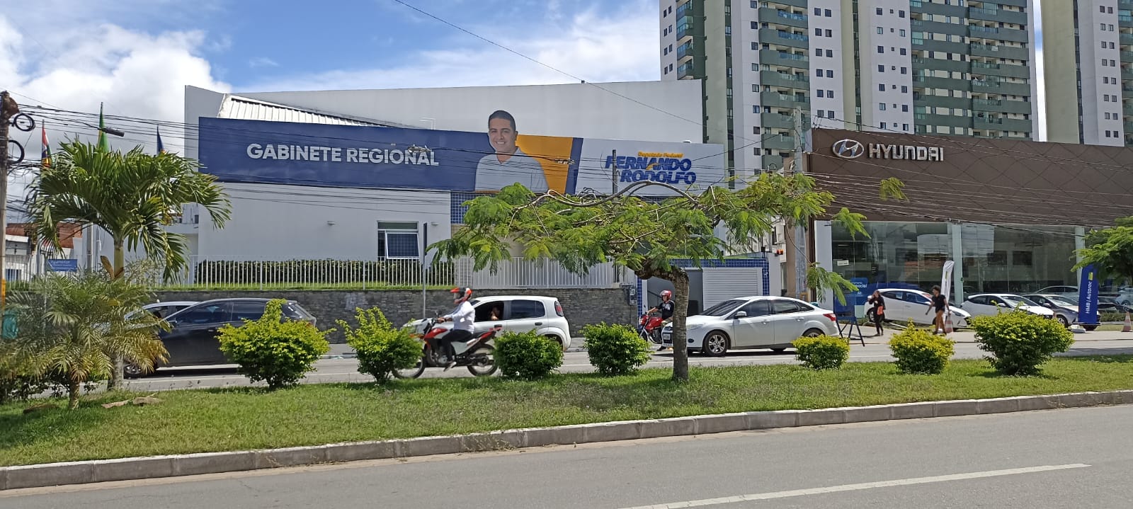 Avenida Agamenon se torna palco de comitês de campanha irregulares