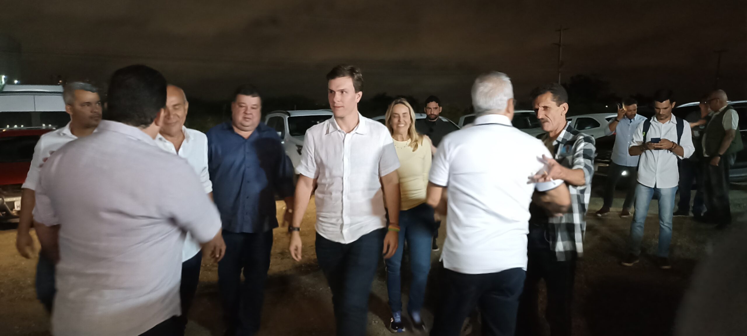 Prefeito de São Caetano após dizer que Danilo Cabral era o melhor para Pernambuco, chega em Caruaru ao lado de Miguel