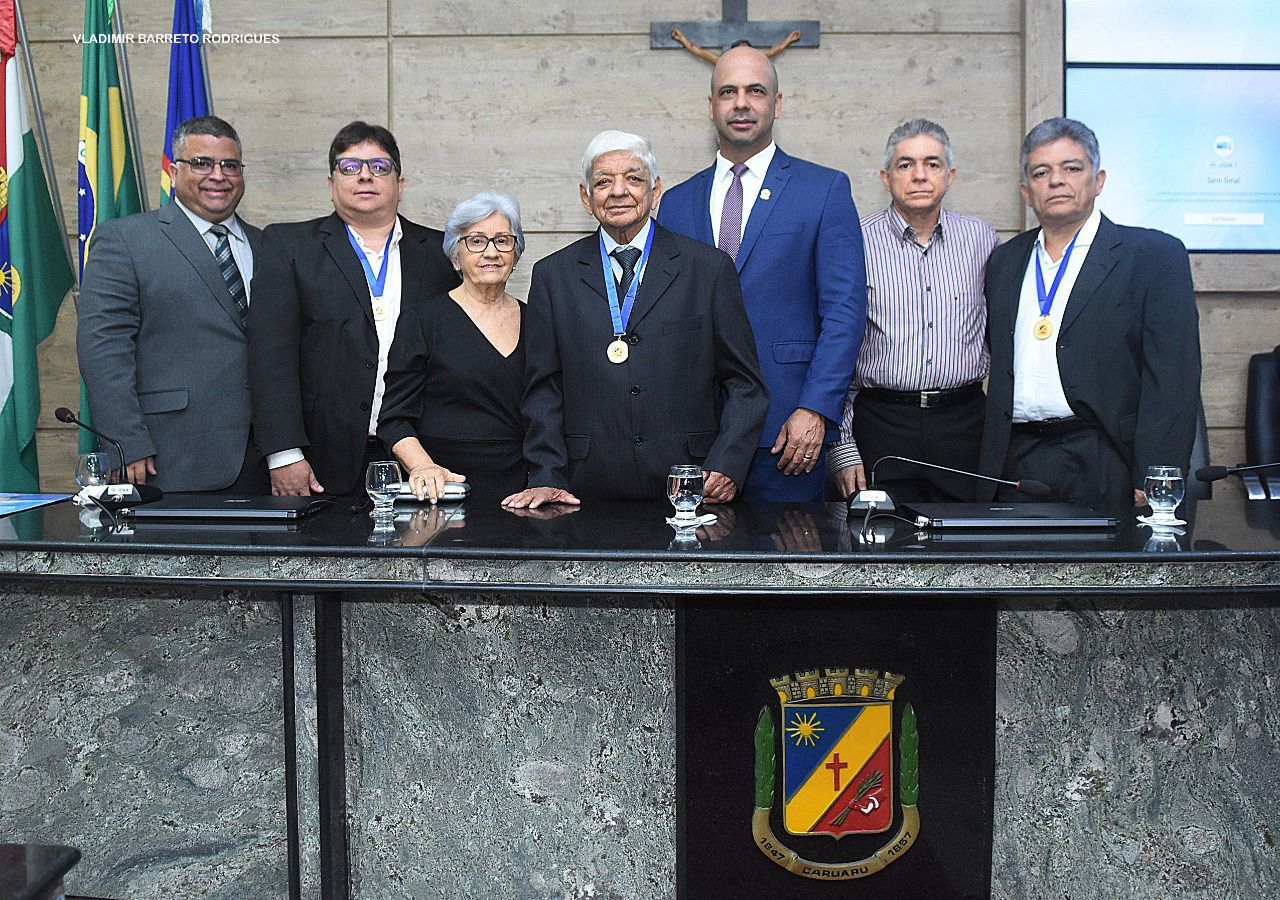 Anderson Correia entrega Medalha de Honra ao Mérito a sócios-diretores da Cardeal Distribuidora