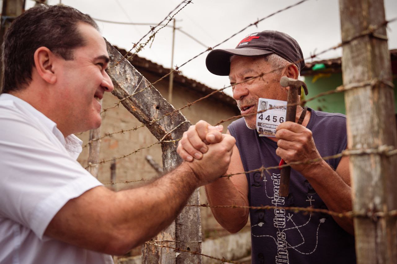 Dilson Oliveira faz caminhada e porta a porta pela zona rural de Caruaru