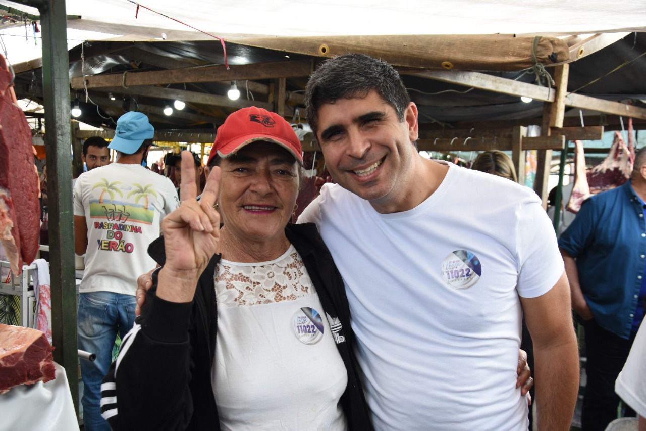 Lessa é bem recepcionado em visita à feira livre do São Francisco