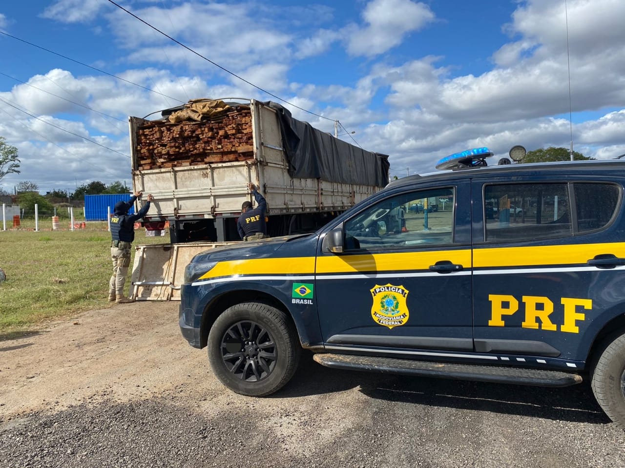 PRF apreende 50m³ de madeira serrada transportados de forma ilegal