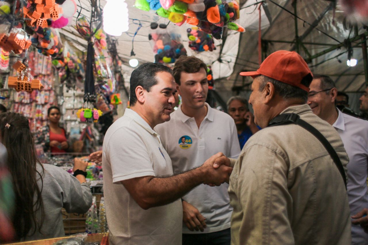 Dilson Oliveira acompanha Miguel Coelho em visita à Feira da Sulanca