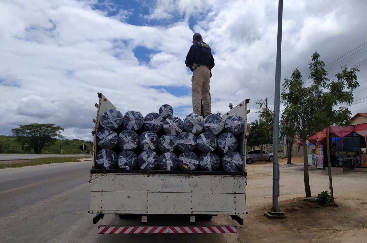 Mais de 11 mil metros de jeans sem nota fiscal são apreendidos pela PRF em Caruaru