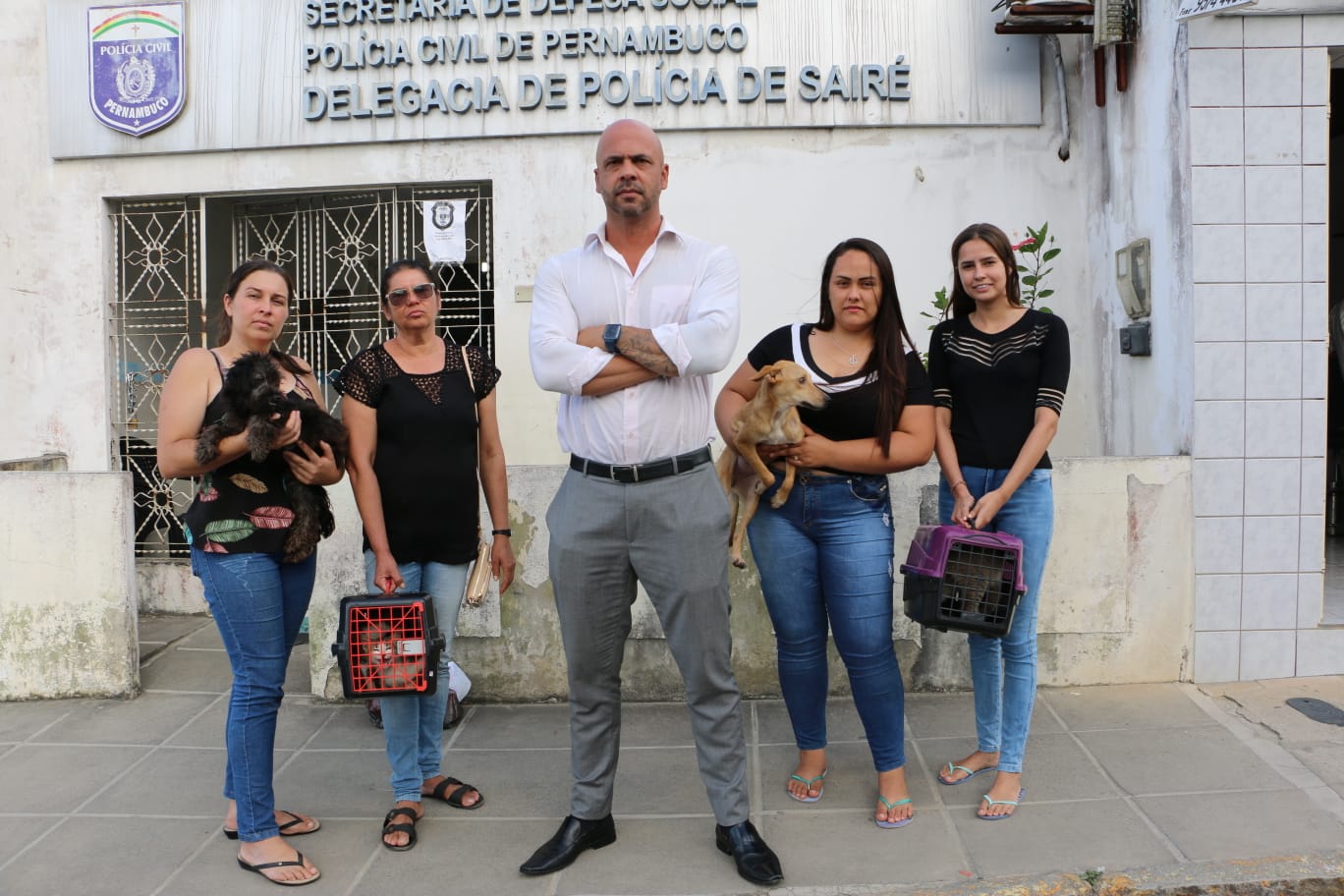 Anderson Correia e protetores Anjos de Sairé resgatam animais em situação de maus-tratos