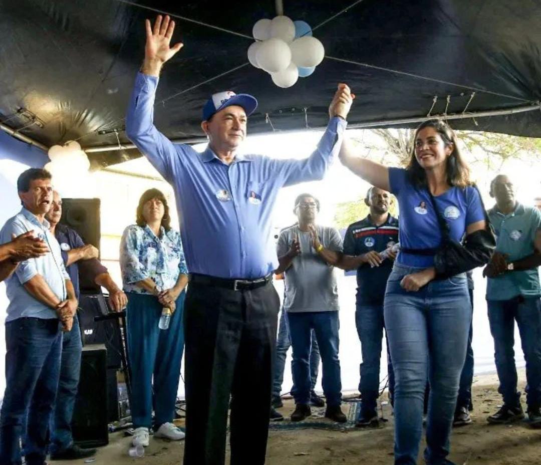 Em Surubim Dr Valdi e Iza Arruda são recebidos com entusiasmo por apoiadores