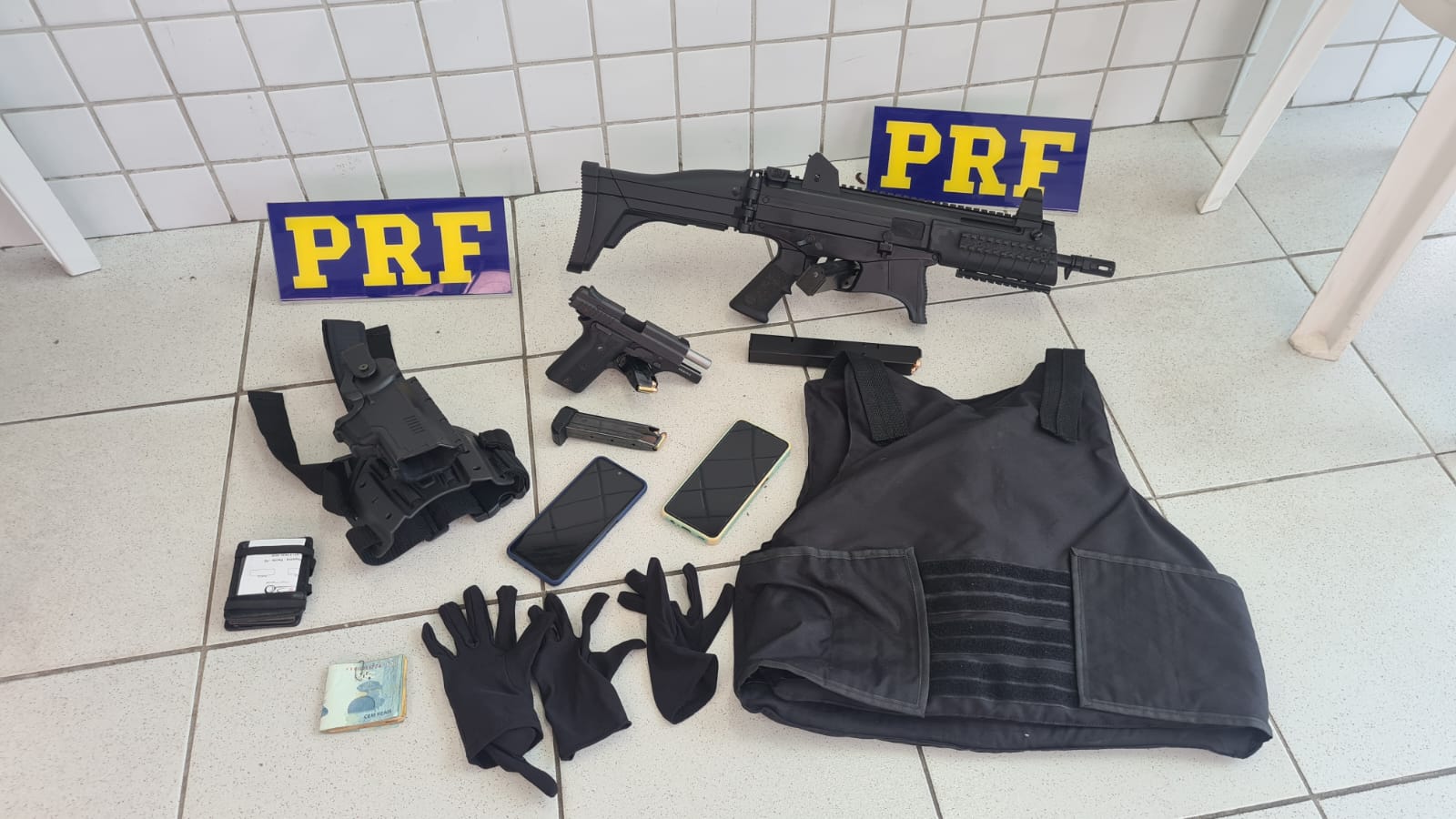 PRF detém foragido do sistema prisional com submetralhadora, pistola e munições na mochila 