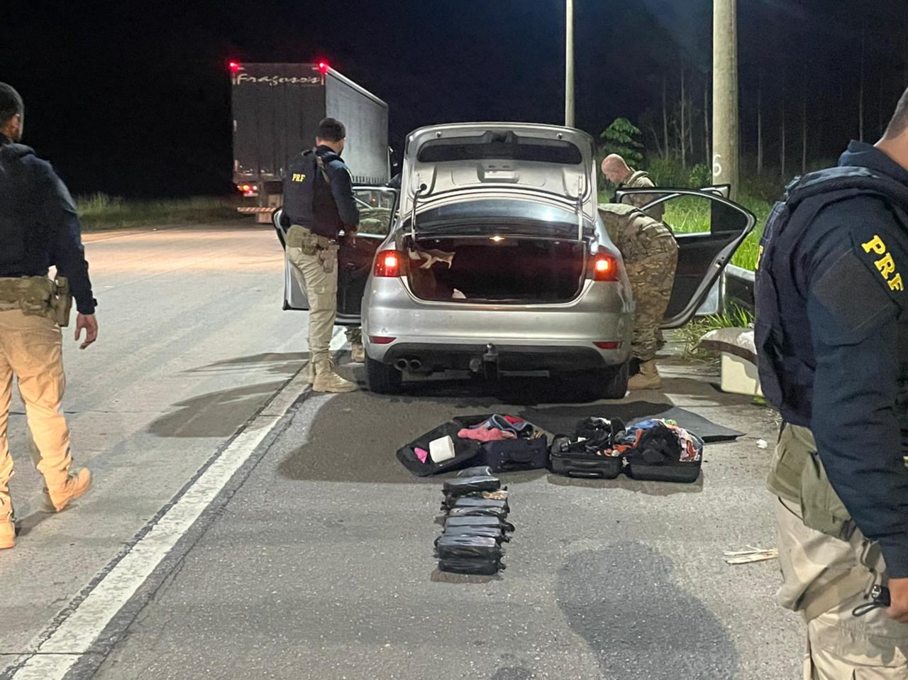 PRF apreende pasta base de cocaína e maconha em fundos falsos de carro em Pernambuco 