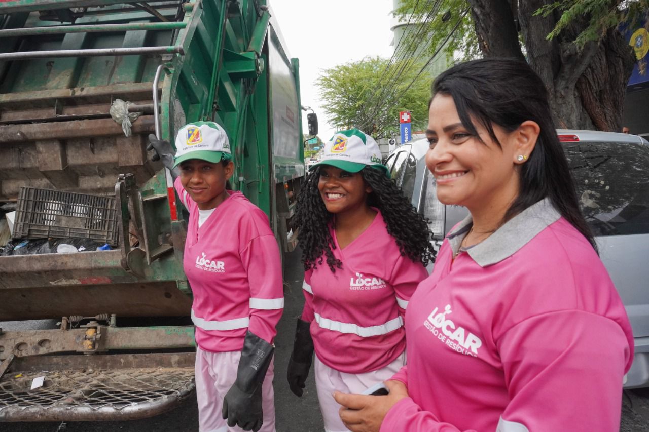 Em Caruaru, equipe de garis formada por mulheres leva mensagem de conscientização e prevenção ao Câncer de Mama