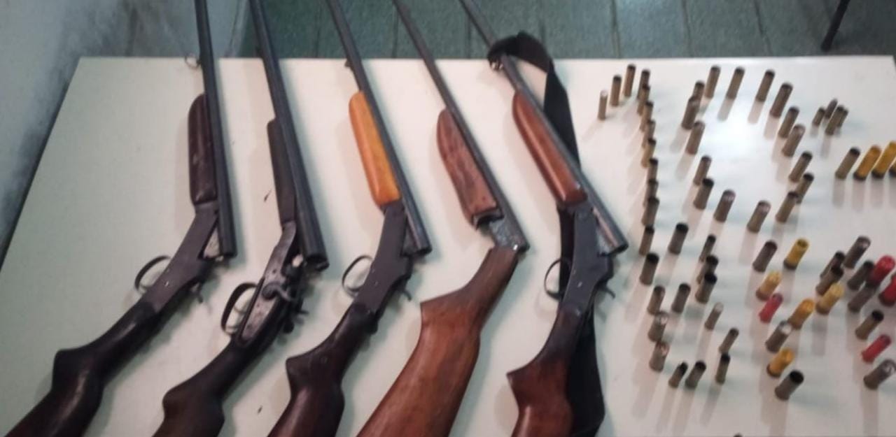 PM apreende cinco armas de fogo durante cumprimento de mandado de prisão