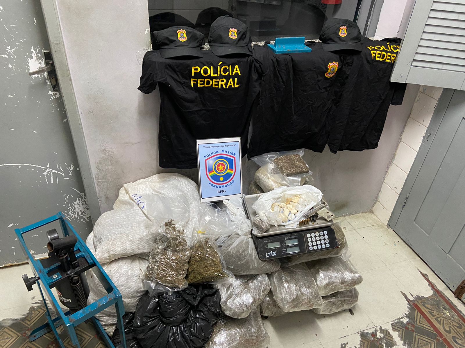 Homem é preso com drogas  e fardas da Polícia