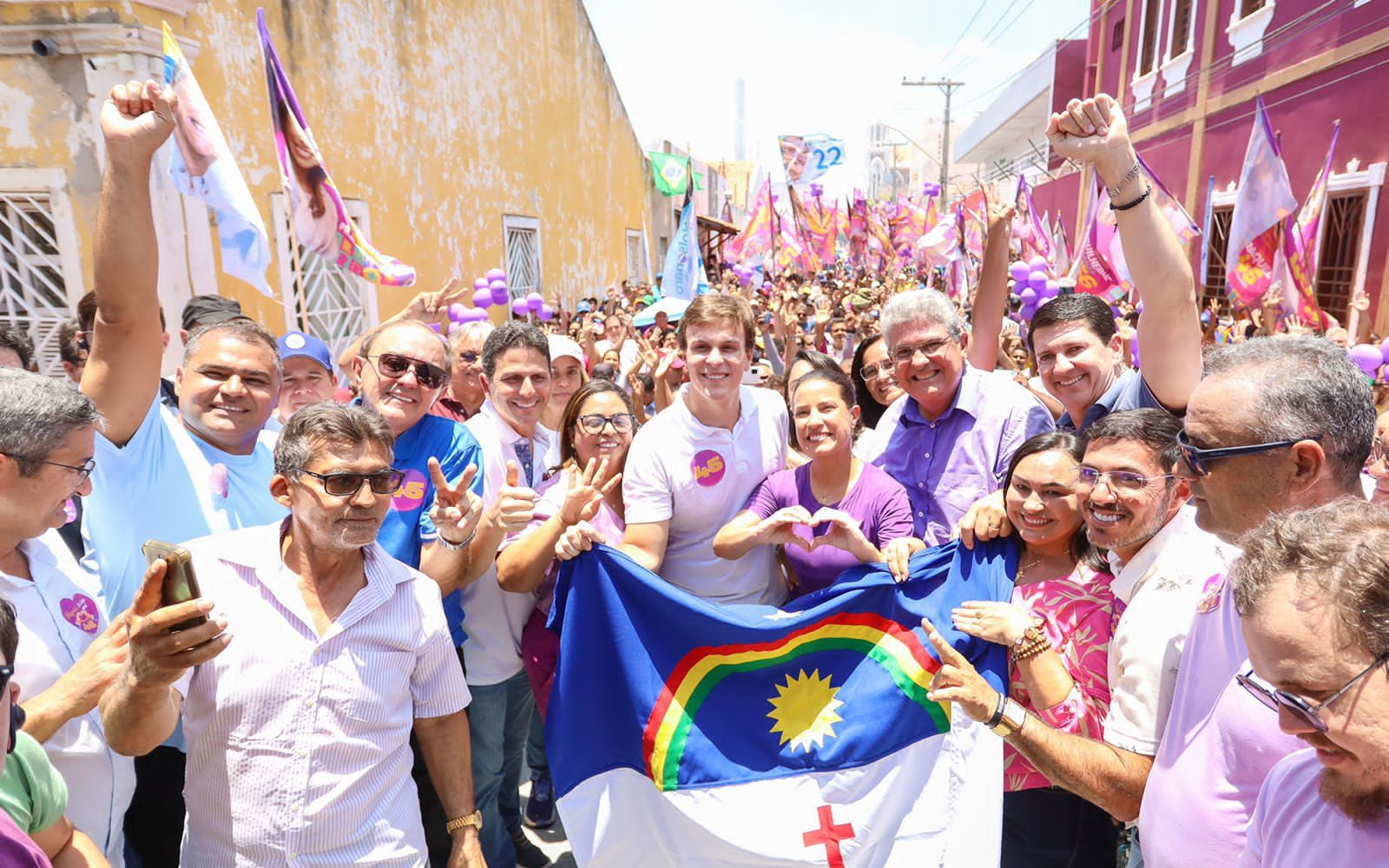 Miguel reúne milhares de pessoas e diz quem votou em mim, votará em Raquel Lyra