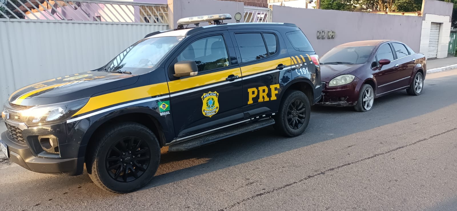 PRF recupera carro roubado que estava sendo rebocado na BR 423, em Garanhuns