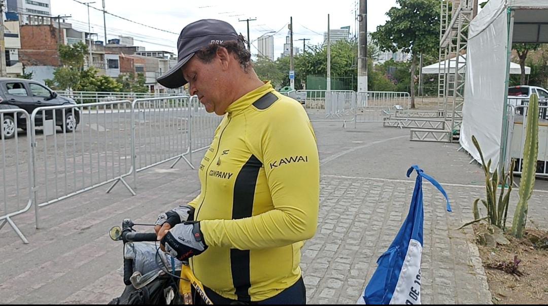 Ciclista de Santa Cruz do Capibaribe vai de bicicleta até São Paulo para buscar restos mortais da mãe