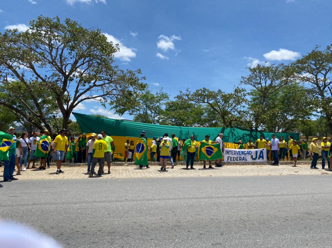 Em Belo Jardim, pessoas se concentram enfrente ao batalhão da PM