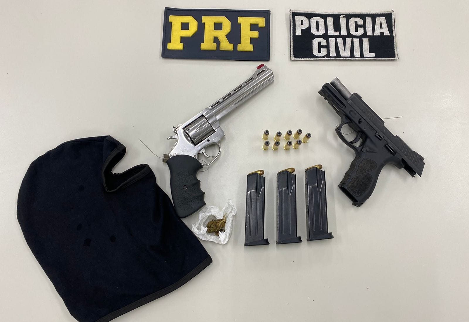 Suspeitos de assalto são detidos com armas, 50 munições e carro roubado no Recife