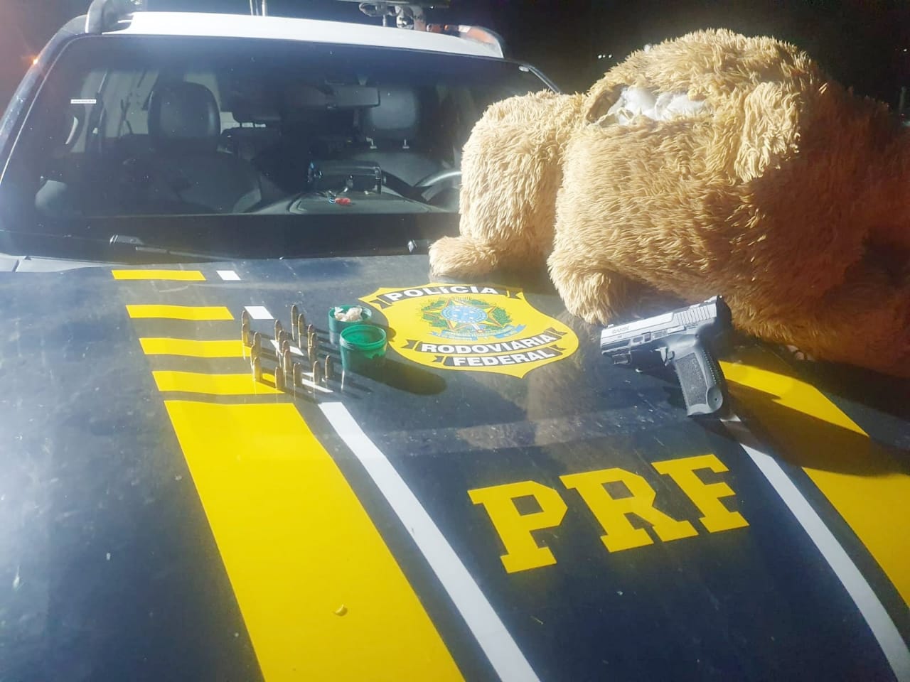 PRF apreende pistola e munições dentro de urso de pelúcia em Pernambuco