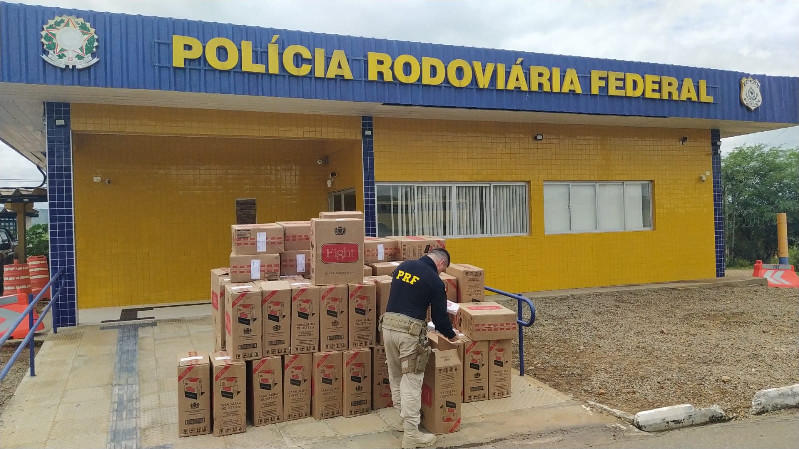 PRF apreende 275 mil maços de cigarro contrabandeado 