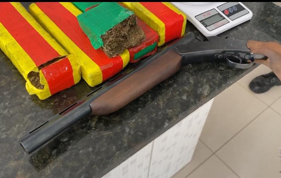 Mulher é preso com arma e grande quantidade de drogas no bairro do Salgado