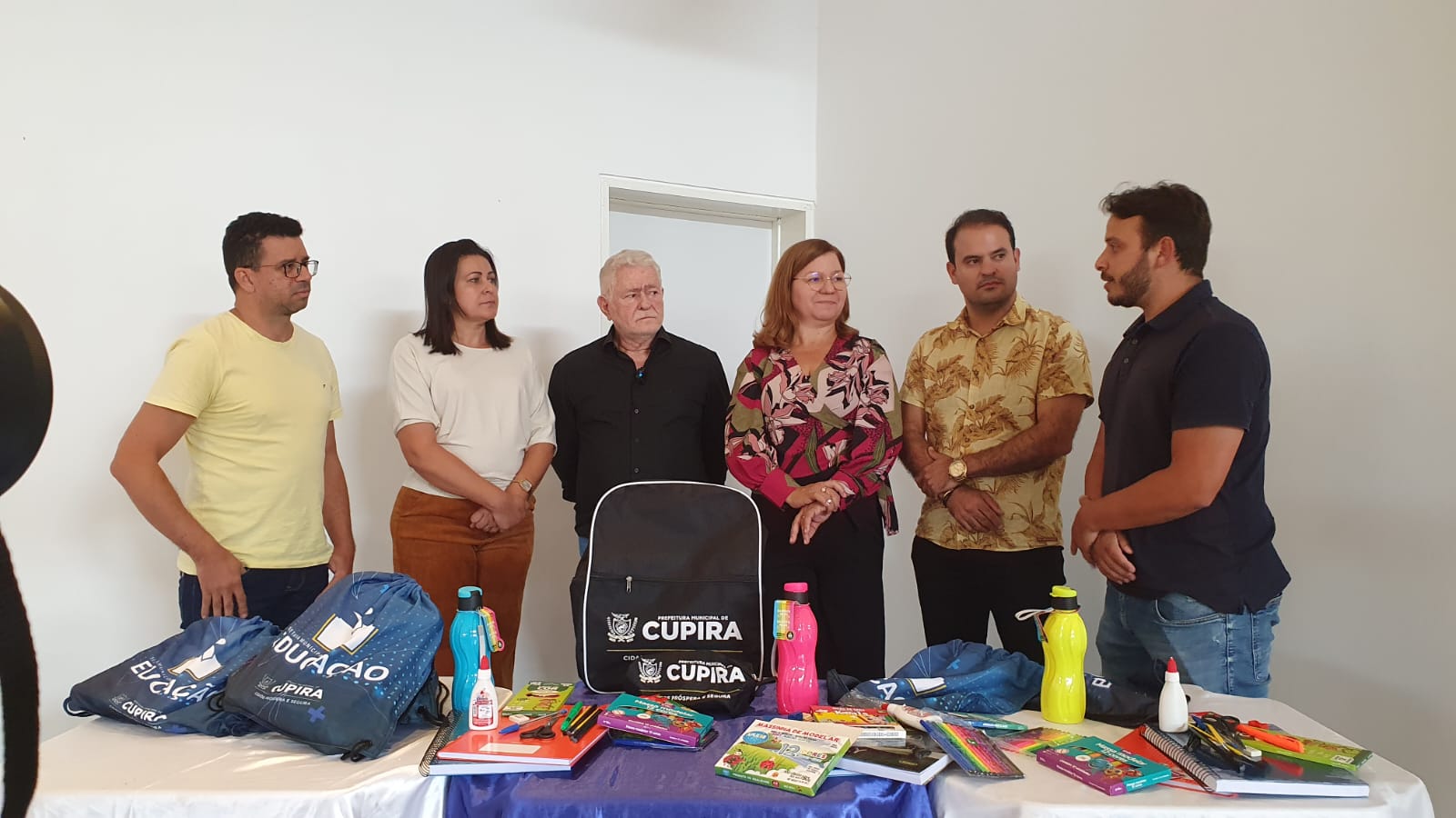 Na volta às aulas, Cupira entrega novo kit escolar aos alunos da rede municipal