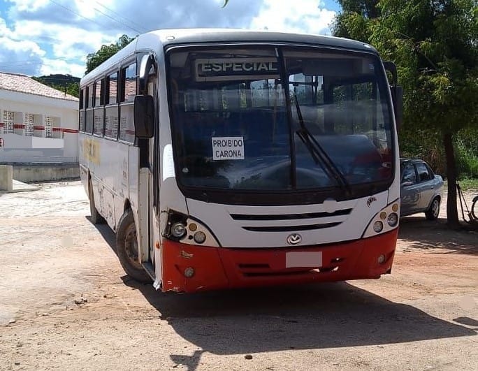 Ônibus escolar com mais de 10 infrações de trânsito é recolhido pela PRF