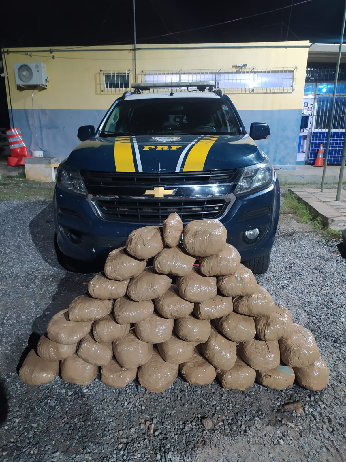 Carro cai em ribanceira e PRF apreende 36 kg de maconha em Serra Talhada