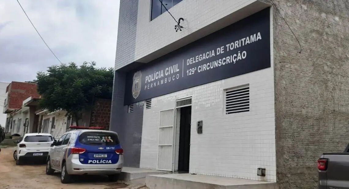 POLÍCIA CIVIL PRENDE SUSPEITO DE ESTUPRAR O PRÓPRIO FILHO DE APENAS 6 ANOS DE IDADE EM TORITAMA