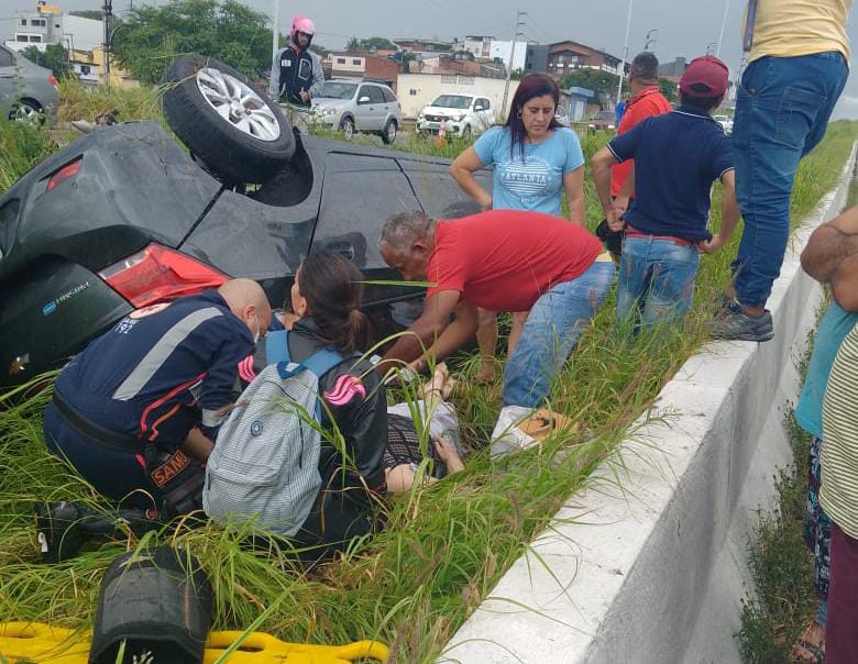 Acidente deixa mulher ferida na BR-232, em Caruaru