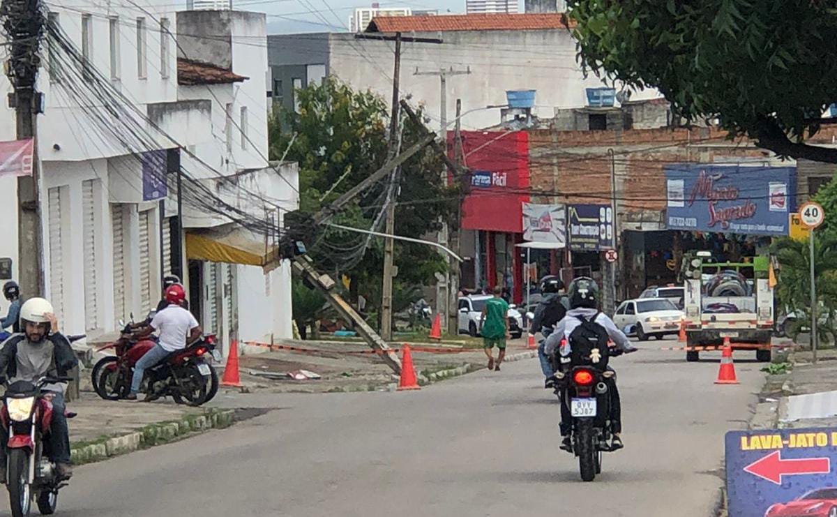 Poste de energia elétrica caiu e deixou parte do bairro das Rendeiras sem energia