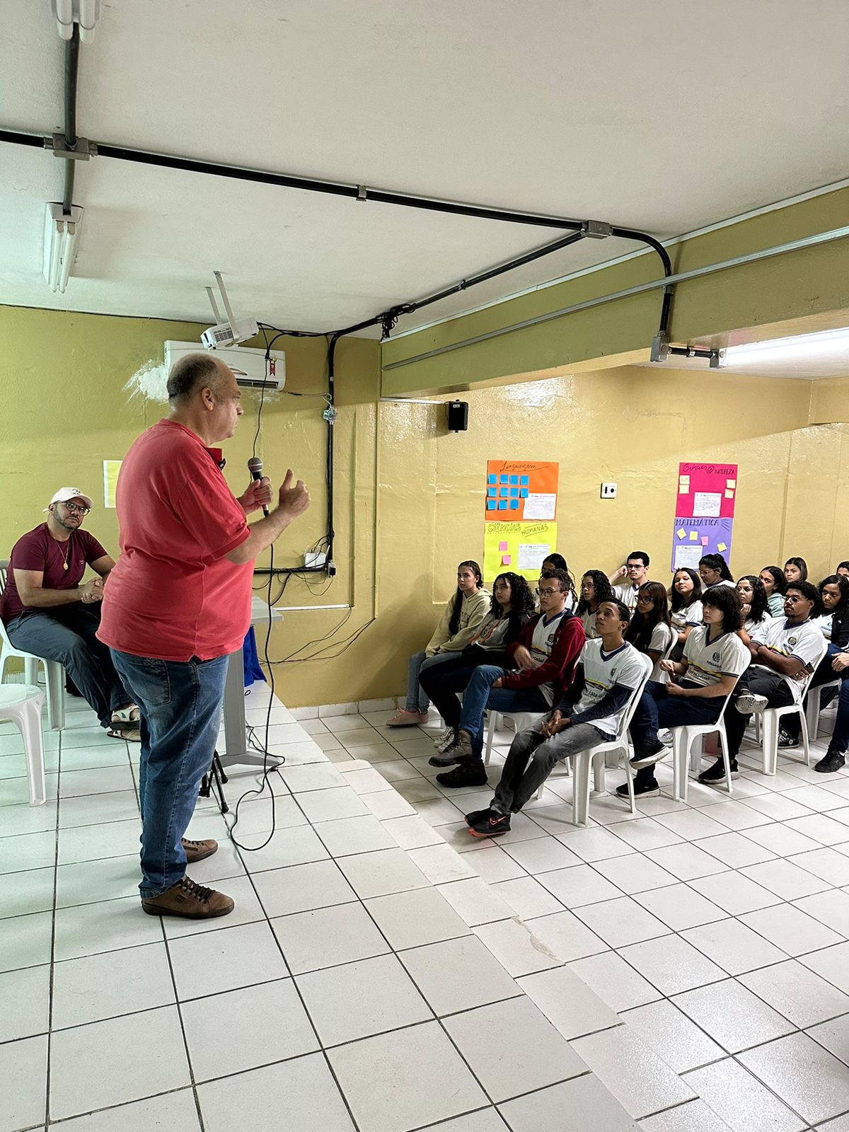 Jorge Quintino solicita criação de vagas para concurso na educação, em Caruaru