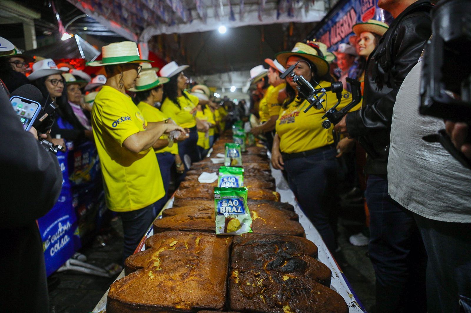 A 23ª edição do Bolo de Milho Gigante anima a rua Barão de Itamaracá, em Caruaru