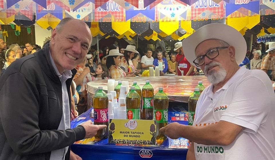 Ricardo Liberato celebra a cultura das comidas gigantes como Padrinho da Maior Tapioca do Mundo