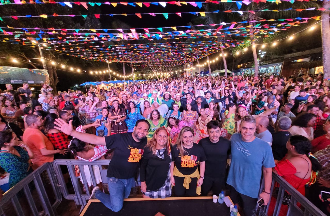 Com muito forró, moradores e turistas aproveitaram a noite de São João em Noronha