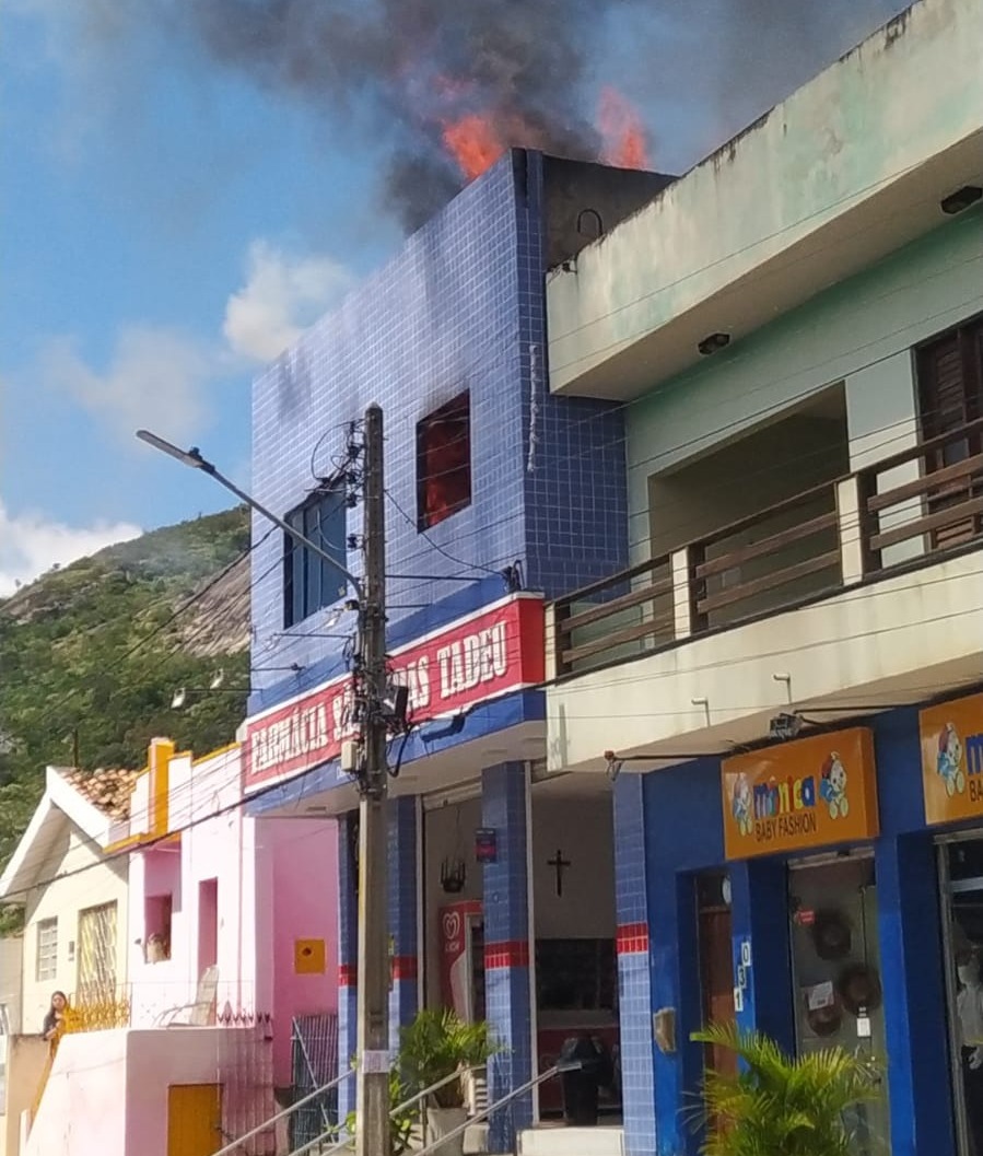 Incêndio consome residência em prédio próximo ao Pátio de Eventos no centro do Brejo da Madre de Deus