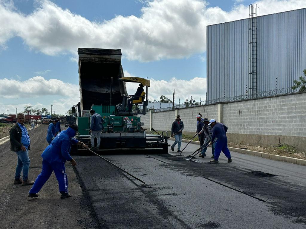 Prefeitura de Caruaru inicia aplicação de asfalto em via de acesso ao Aeroporto Oscar Laranjeira