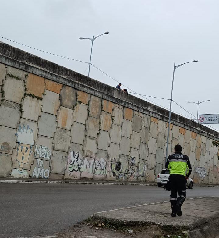 Ação heróica dos Agentes de trânsito de Caruaru salvam mulher que se preparava para pular de viaduto