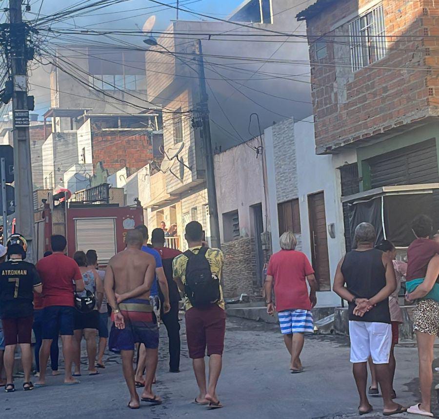 Incêndio é registrado em residência no bairro do Salgado, em Caruaru