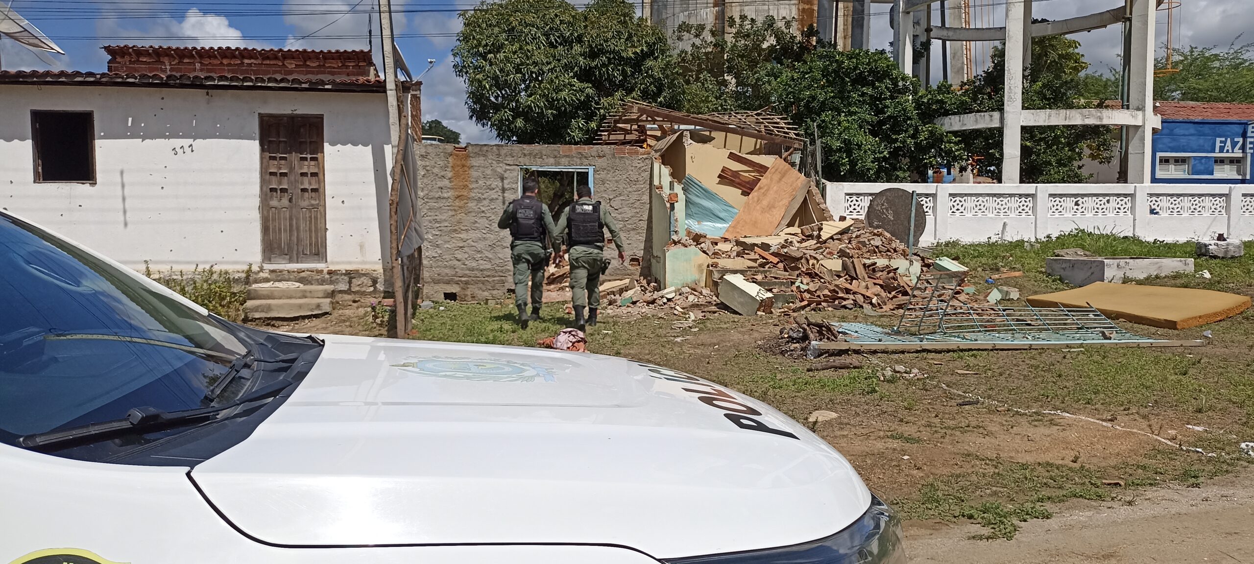 Cinco pessoas da mesma família são atuadas em flagrante após destruir casa em briga por heranças, em Fazenda Nova