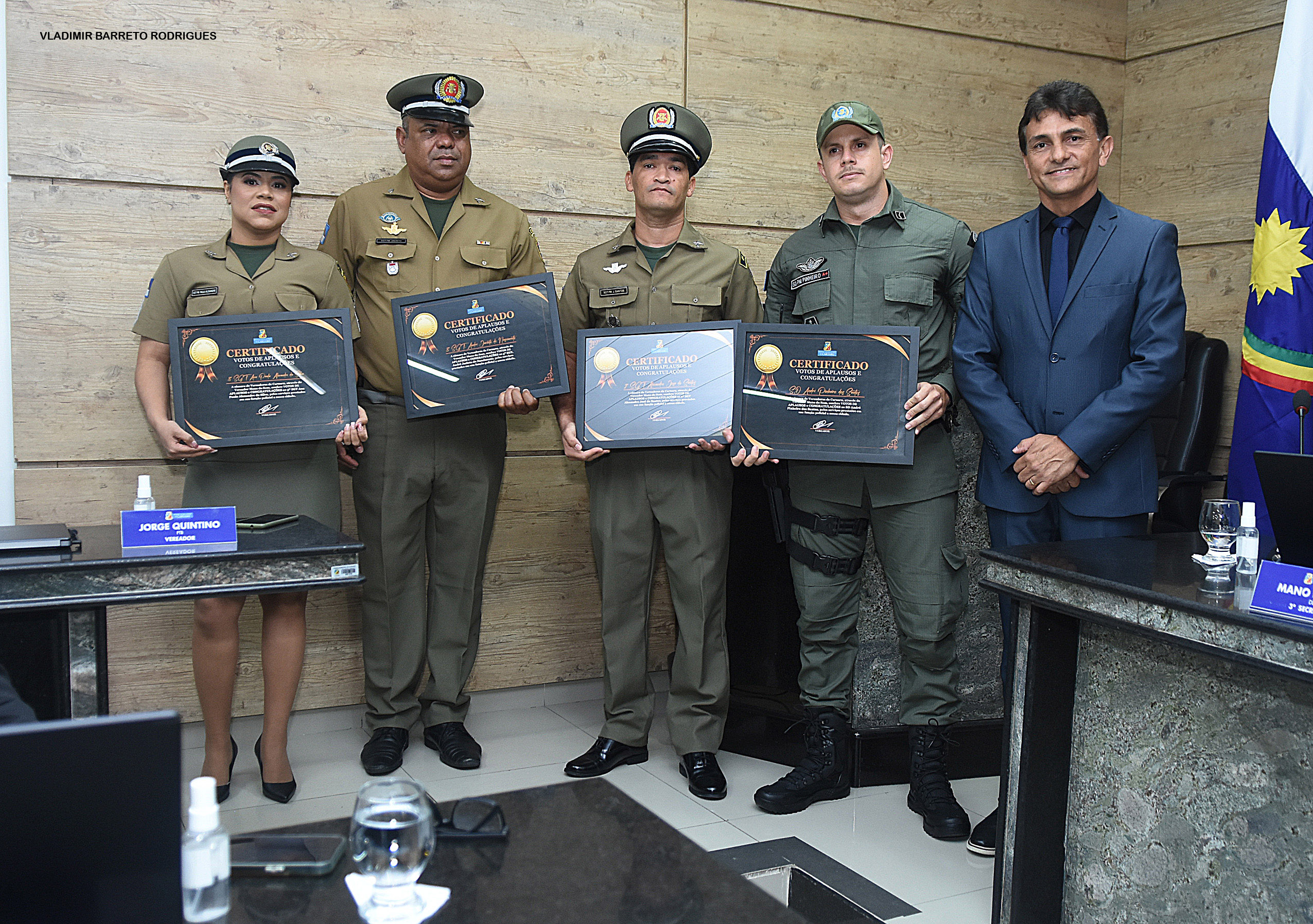 Policiais que salvaram criança de asfixia são homenageados na Câmara Municipal