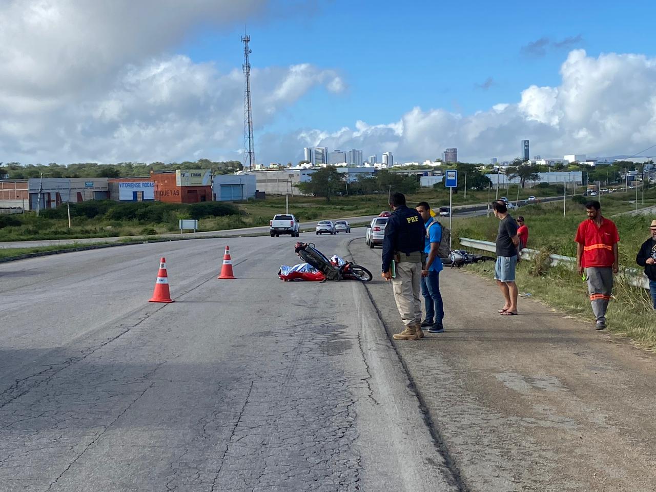 Acidente na BR-104, deixa um motoqueiro morto e outro ferido, em Caruaru